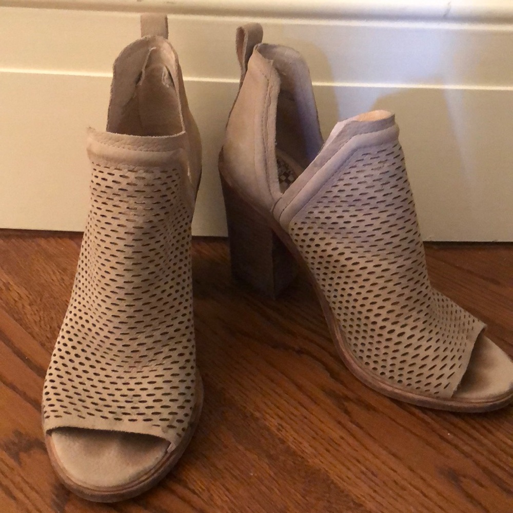 Vince Camuto 7.5 tan perforated heel